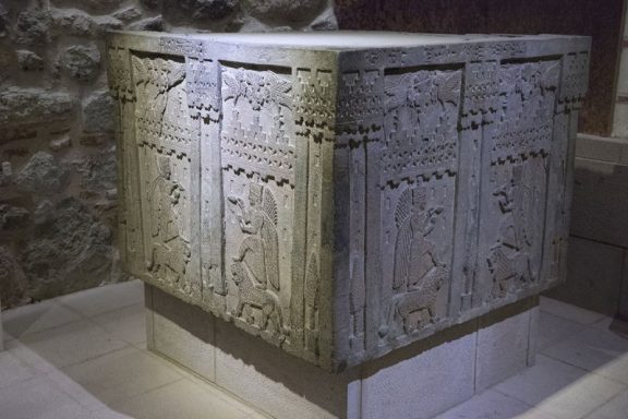 Scopus: Traces of Earthquake in Urartian Kef Fortress